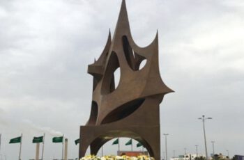 صيانة مجسم رائد الفضاء
